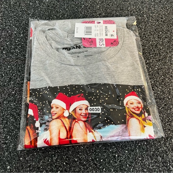 4/$20 NWT Gray Mean Girls Christmas T-Shirt (M) - Picture 7 of 7